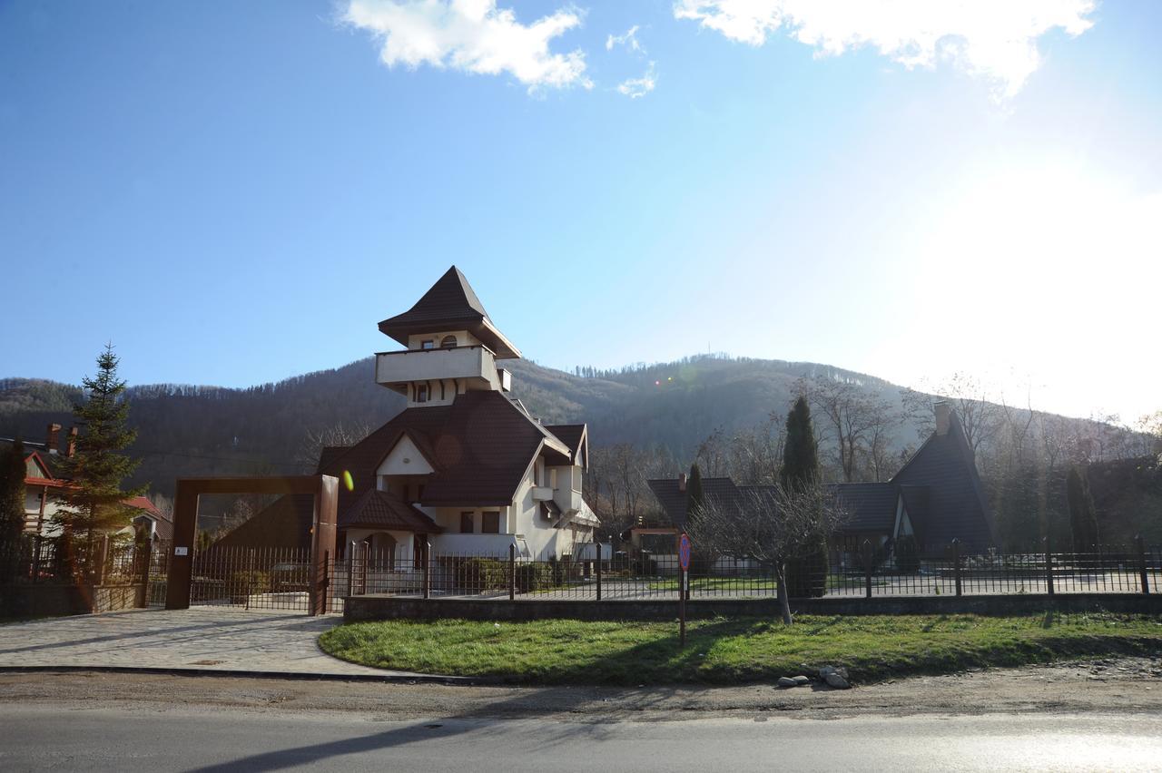Bed & Breakfast Castelul De Smarald 3*