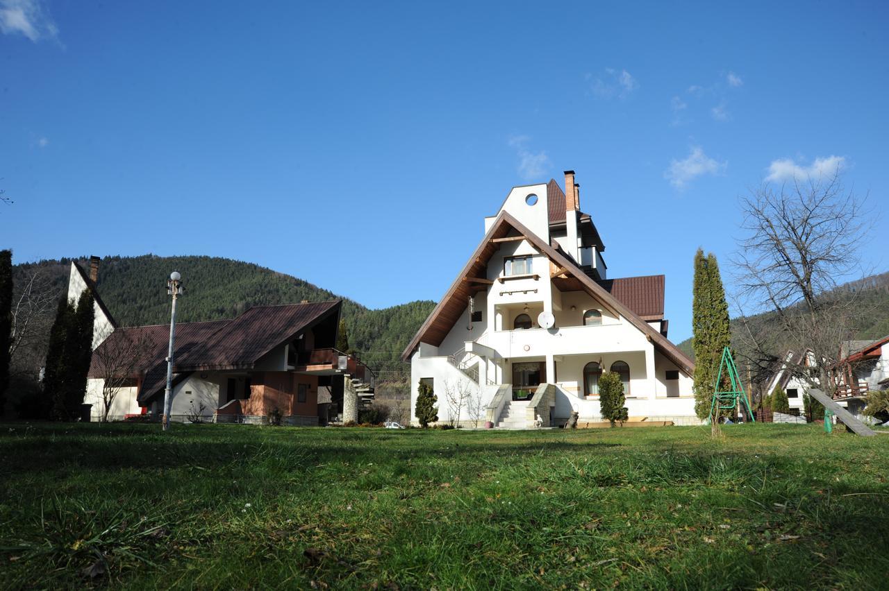 Bed & Breakfast Castelul De Smarald Pangaracior