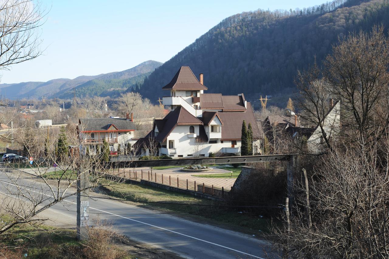 Bed & Breakfast Castelul De Smarald 3*